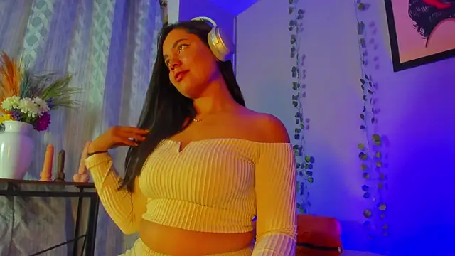 Snapshot of evaa_greey chatting on 11/28/25, 08:22 evaa greey online show from 11/28/25, 08:22