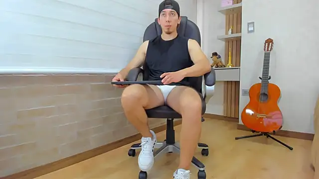 Snapshot of Tombarden chatting on 11/29/25, 08:01 Tombarden online show from 11/29/25, 08:01