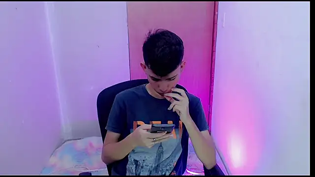 Snapshot of Alexxx_lov chatting on 02/08/25, 12:28 Alexxx lov online show from 02/08/25, 12:28