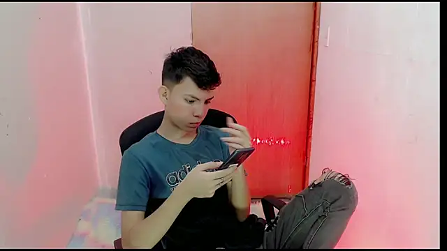 Snapshot of Alexxx_lov chatting on 02/10/25, 12:39 Alexxx lov online show from 02/10/25, 12:39