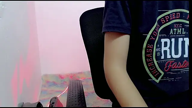 Snapshot of Alexxx_lov chatting on 02/21/25, 12:39 Alexxx lov online show from 02/21/25, 12:39