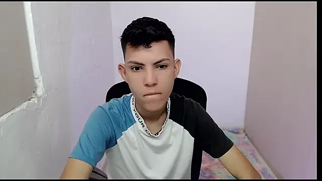 Snapshot of Alexxx_lov chatting on 02/27/25, 12:34 Alexxx lov online show from 02/27/25, 12:34