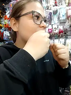 Snapshot of Vale_Saenzz chatting on 10/08/25, 08:28 Vale Saenzz online show from 10/08/25, 08:28