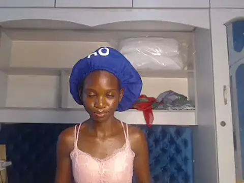 Snapshot of YoungDiva69 chatting on 02/19/25, 09:17 YoungDiva69 online show from 02/19/25, 09:17