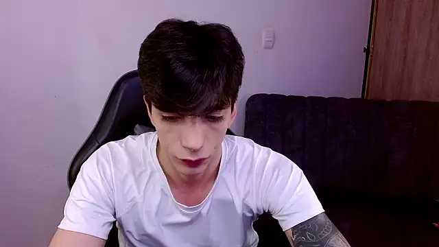 Snapshot of H3ll_B0I chatting on 06/27/26, 01:17 H3ll B0I online show from 06/27/26, 01:17