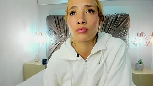 zoe taylorr1 online show from 02/26/25, 08:15