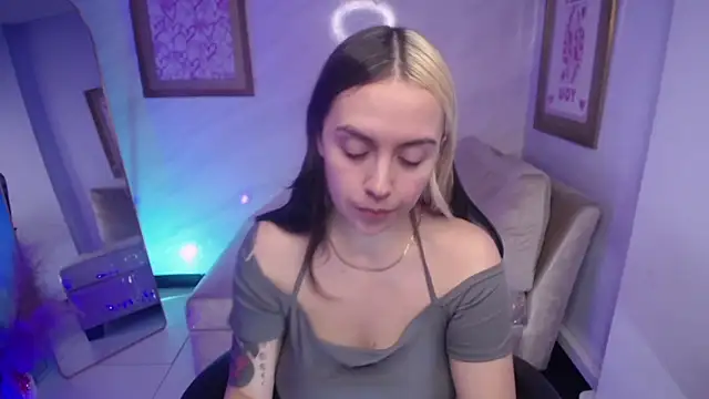 Snapshot of Hela_v chatting on 09/11/25, 07:25 Hela v online show from 09/11/25, 07:25