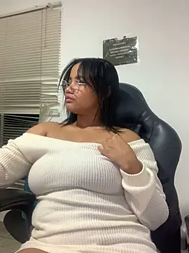 Snapshot of my_cam chatting on 02/10/25, 11:55 my cam online show from 02/10/25, 11:55