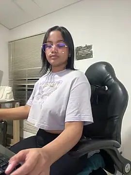 Snapshot of my_cam chatting on 02/12/25, 01:52 my cam online show from 02/12/25, 01:52