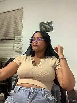 Snapshot of my_cam chatting on 02/16/25, 12:32 my cam online show from 02/16/25, 12:32