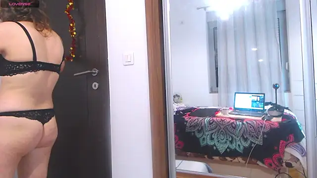 Snapshot of Ju-Hot chatting on 12/31/24, 05:29 Ju-Hot online show from 12/31/24, 05:29