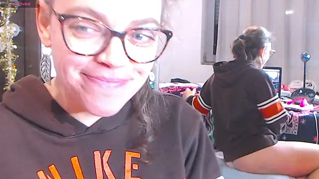 Snapshot of Ju-Hot chatting on 01/06/25, 08:07 Ju-Hot online show from 01/06/25, 08:07