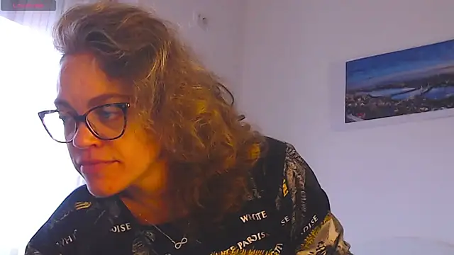 Snapshot of Ju-Hot chatting on 10/22/25, 01:00 Ju-Hot online show from 10/22/25, 01:00