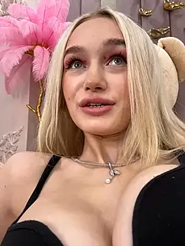 Snapshot of KristinaDane chatting on 02/11/25, 03:18 KristinaDane online show from 02/11/25, 03:18