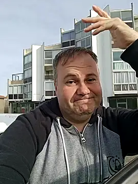 Snapshot of Pourleplasirs chatting on 11/12/25, 01:00 Pourleplasirs online show from 11/12/25, 01:00