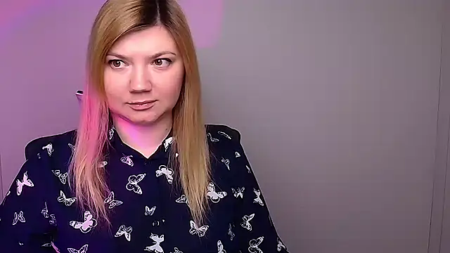 Snapshot of Lola_moree chatting on 02/04/25, 12:22 Lola moree online show from 02/04/25, 12:22