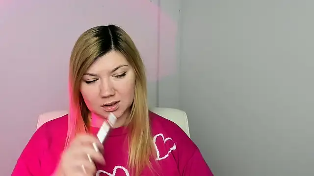 Snapshot of Lola_moree chatting on 02/05/25, 12:27 Lola moree online show from 02/05/25, 12:27