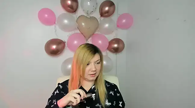 Snapshot of Lola_moree chatting on 02/11/25, 12:37 Lola moree online show from 02/11/25, 12:37