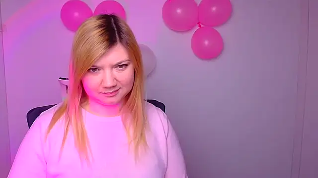 Snapshot of Lola_moree chatting on 02/12/25, 12:44 Lola moree online show from 02/12/25, 12:44