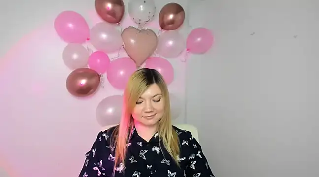 Snapshot of Lola_moree chatting on 02/14/25, 03:26 Lola moree online show from 02/14/25, 03:26