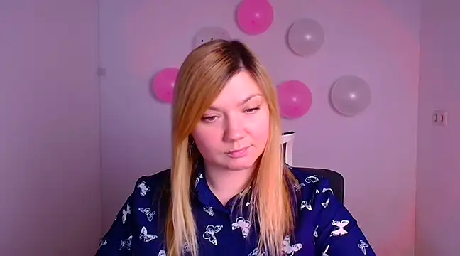 Snapshot of Lola_moree chatting on 02/17/25, 12:38 Lola moree online show from 02/17/25, 12:38