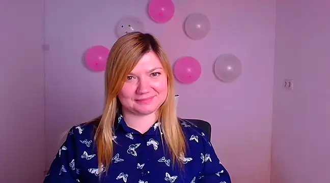 Snapshot of Lola_moree chatting on 02/17/25, 03:42 Lola moree online show from 02/17/25, 03:42