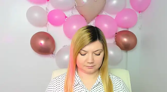 Snapshot of Lola_moree chatting on 02/19/25, 12:44 Lola moree online show from 02/19/25, 12:44