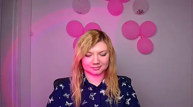 Snapshot of Lola_moree chatting on 02/26/25, 12:36 Lola moree online show from 02/26/25, 12:36