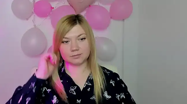 Snapshot of Lola_moree chatting on 03/09/25, 12:20 Lola moree online show from 03/09/25, 12:20