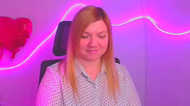 Snapshot of Lola_moree chatting on 03/10/25, 12:15 Lola moree online show from 03/10/25, 12:15