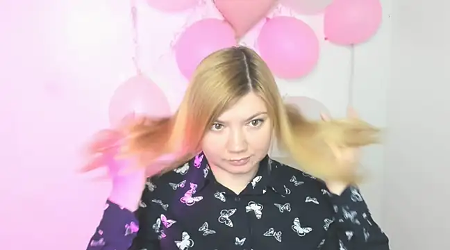 Snapshot of Lola_moree chatting on 03/11/25, 12:17 Lola moree online show from 03/11/25, 12:17