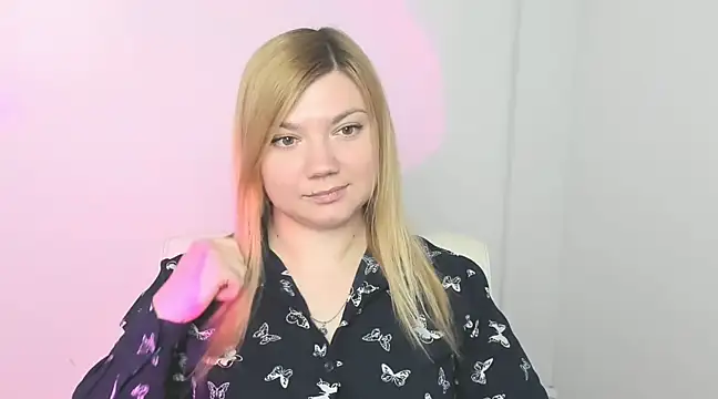 Snapshot of Lola_moree chatting on 03/17/25, 12:25 Lola moree online show from 03/17/25, 12:25