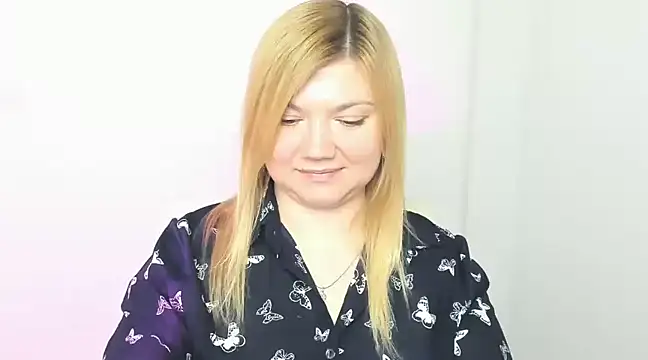 Snapshot of Lola_moree chatting on 03/18/25, 03:31 Lola moree online show from 03/18/25, 03:31