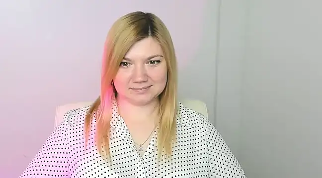 Snapshot of Lola_moree chatting on 03/19/25, 12:23 Lola moree online show from 03/19/25, 12:23