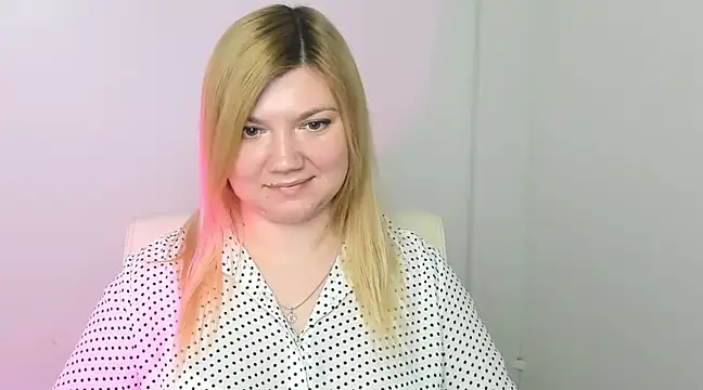 Snapshot of Lola_moree chatting on 03/19/25, 03:29 Lola moree online show from 03/19/25, 03:29