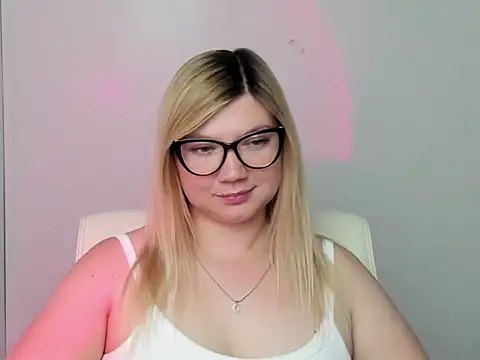 Snapshot of Lola_moree chatting on 09/14/25, 11:42 Lola moree online show from 09/14/25, 11:42