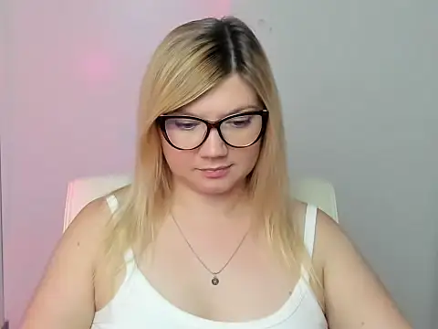 Snapshot of Lola_moree chatting on 09/15/25, 11:32 Lola moree online show from 09/15/25, 11:32