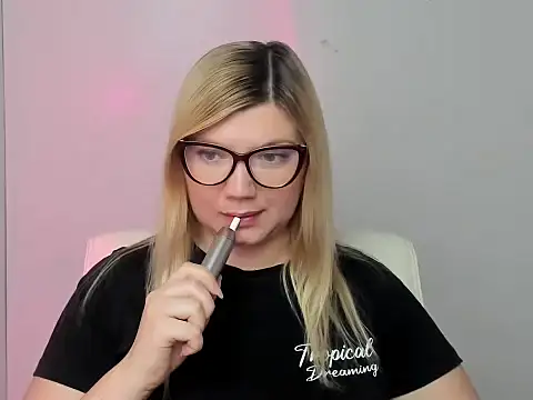 Snapshot of Lola_moree chatting on 09/17/25, 11:56 Lola moree online show from 09/17/25, 11:56