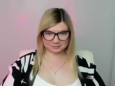 Snapshot of Lola_moree chatting on 09/21/25, 11:34 Lola moree online show from 09/21/25, 11:34