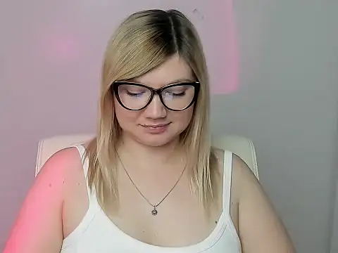 Snapshot of Lola_moree chatting on 09/29/25, 11:48 Lola moree online show from 09/29/25, 11:48