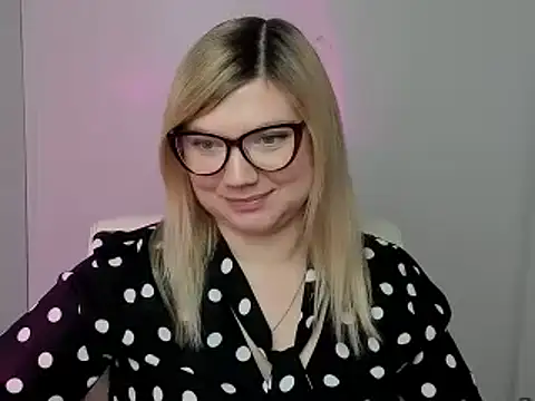 Snapshot of Lola_moree chatting on 10/10/25, 05:45 Lola moree online show from 10/10/25, 05:45