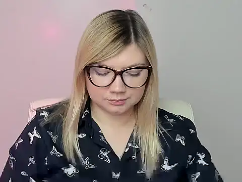 Snapshot of Lola_moree chatting on 10/12/25, 12:26 Lola moree online show from 10/12/25, 12:26