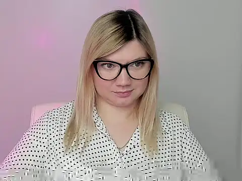 Snapshot of Lola_moree chatting on 10/13/25, 11:43 Lola moree online show from 10/13/25, 11:43