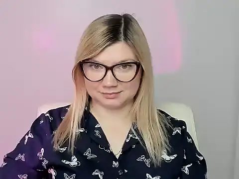 Snapshot of Lola_moree chatting on 10/14/25, 05:30 Lola moree online show from 10/14/25, 05:30