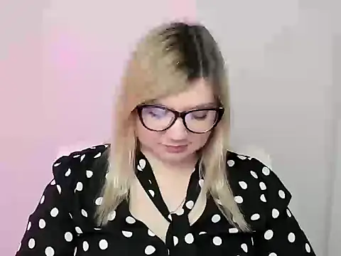 Snapshot of Lola_moree chatting on 10/15/25, 12:05 Lola moree online show from 10/15/25, 12:05