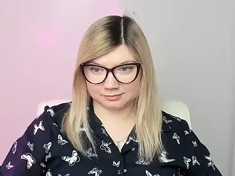 Snapshot of Lola_moree chatting on 10/17/25, 11:57 Lola moree online show from 10/17/25, 11:57