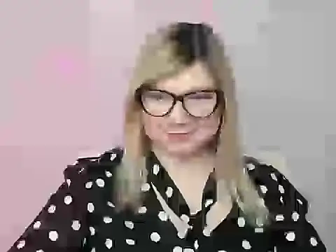 Snapshot of Lola_moree chatting on 10/18/25, 11:55 Lola moree online show from 10/18/25, 11:55