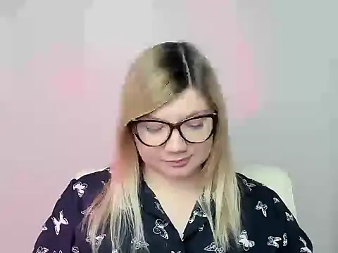 Snapshot of Lola_moree chatting on 10/20/25, 11:43 Lola moree online show from 10/20/25, 11:43