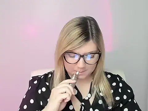 Snapshot of Lola_moree chatting on 10/22/25, 12:16 Lola moree online show from 10/22/25, 12:16