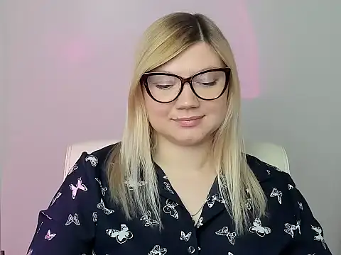 Snapshot of Lola_moree chatting on 10/26/25, 12:55 Lola moree online show from 10/26/25, 12:55